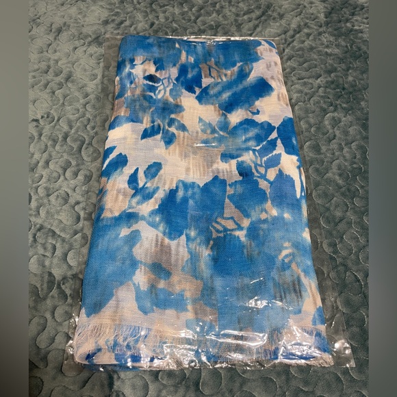 Doncaster Scarf NWT Floral Blue/White/Black Silk Blend Lightweight Fringed - Picture 2 of 4